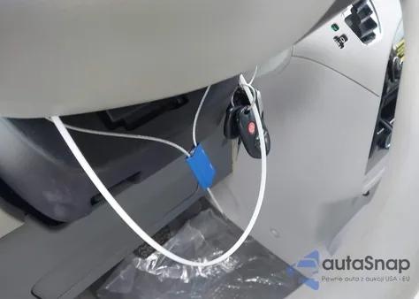 2014 Toyota Sienna Le V6 8 Passenger z USA, uszkodzony, nr VIN 5TDKK3DC1ES489733